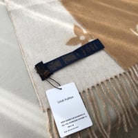 شال لويس فيتون للتوصيل الفوري ماستر شامل الملحقات