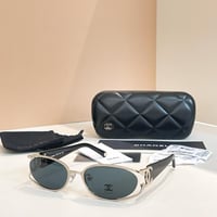 نظارات شانيل شامل ملحقات الماركة