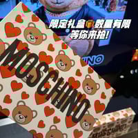 تيشيرت موسكينو مجموعة من ثلاث تيشيرتات مع العلبة ج...