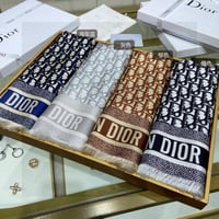 سكارف حرير من ديور ماستر شامل ملحقات الماركة