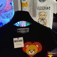 تيشيرت موسكينو مجموعة من ثلاث تيشيرتات مع العلبة ج...