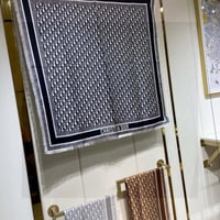 سكارف حرير من ديور ماستر شامل ملحقات الماركة