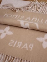 شال لويس فيتون للتوصيل الفوري شامل الملحقات