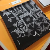 سكارف شانيل حرير للتوصيل الفوري بدون العلبة