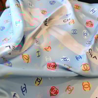 شال حرير شانيل شامل ملحقات الماركة