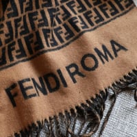 شال فندي لونين ماستر شامل الملحقات