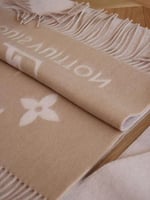 شال لويس فيتون للتوصيل الفوري شامل الملحقات