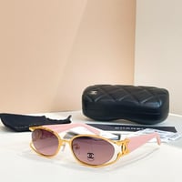 نظارات شانيل شامل ملحقات الماركة