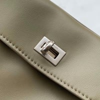 شنطة بالنسياغا حجم متوسط ماستر شامل الملحقات