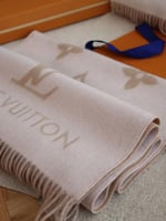 شال لويس فيتون للتوصيل الفوري شامل الملحقات