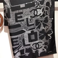 سكارف شانيل حرير للتوصيل الفوري بدون العلبة