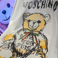 تيشيرت موسكينو مجموعة من ثلاث تيشيرتات مع العلبة ج...