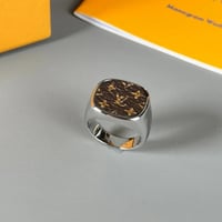 ميدالية مع خاتم لويس فيتون للتوصيل الفوري مع تغليف...