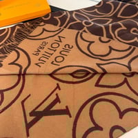 شال لويس فيتون للتوصيل الفوري ماستر شامل الملحقات