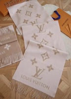 شال لويس فيتون للتوصيل الفوري شامل الملحقات