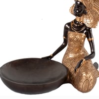 مجسم فني بملامح افريقية مع اناء