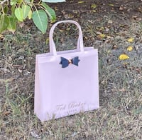 تيد بيكر كبير طولي