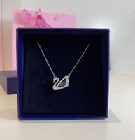 عقد swan ازرق