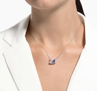 عقد swan ازرق