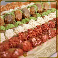 تمر ديلاتيس محشي مشكل - صينية خشبية مزخرفة