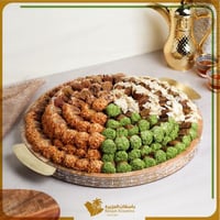 صينية مزخرفة مع تمر محشي مشكل