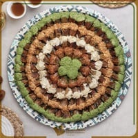 صينية باسقات الجزيرة مع تمر محشي مشكلة ( وسط)