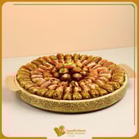 تمر بريميوم بالكريمة والمكسرات - صينية خشبية