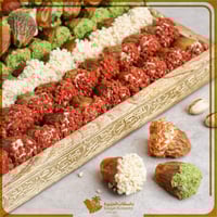 تمر ديلاتيس محشي مشكل - صينية خشبية مزخرفة