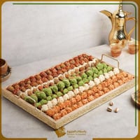 تمر ديلاتيس محشي مشكل - صينية خشبية مزخرفة