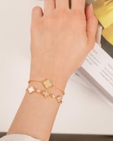 طقم ساعة وأساور فاخرة بلون ذهبي و تصميم عالمي مرصّ...