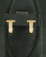 أقراط ذهبية على شكل حرف t مرصعة بالزركون