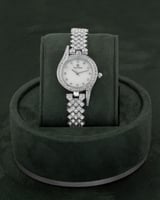 طقم فضي أنيق مرصع بالزركون مع ساعة يد مميزة