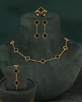 طقم مجوهرات بتصميم عالمي مزين اللون الأسود وردة مت...