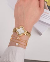 طقم ساعة وأساور فاخرة بلون ذهبي و تصميم عالمي مرصّ...