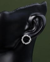 حلق دائري فضي مزين بفصوص الزركون