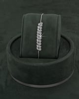 طقم فضي بتصميم ألماس ملقح بالزركون الأبيض