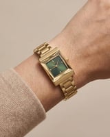 ساعة خاتون الذهبية تصميم هندسي عصري بميناء أخضر