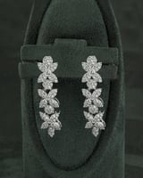 طقم نسائي فضي مزين بفصوص الزركون الأبيض