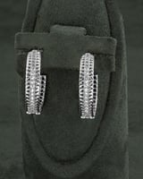 حلق دائري فضي بلمعة الألماس