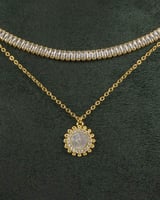 طقم نسائي فاخر ساعة ذهبية مع سلسال و حلق مرصعات با...