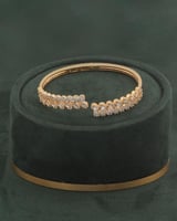 طقم زركون ذهبي بتصميم جذاب مكون من اسوارة وخاتم