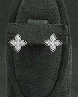 حلق وردة فضي بتصميم ماسي انيق