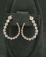 حلق ذهبي مزين بالزركون تصميم دائري