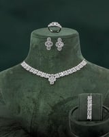 طقم اكسسوارات نسائي يزدان بلمعة الألماس