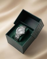 ساعة خاتون الفضية بتصميم كلاسيكي ونقش إغريقي