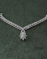 طقم نسائي فضي مع ساعة تصميم ماسي بلمعة الألماس