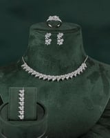 طقم مجوهرات فضي بلمعة الألماس