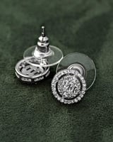 حلق نسائي فضي بتصميم زركوني أنيق يتألق بلمعة الألم...