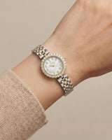 ساعة ذهبية فضية من خاتون تصميم كلاسيكي بإطار ماسي