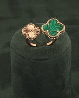 طقم مجوهرات مطلية بالروز غولد وتزينها الورود الخضر...